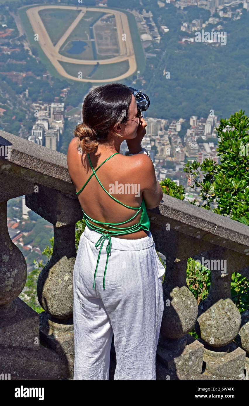 RIO DE JANEIRO, BRASILIEN - 16. MÄRZ 2022: Junge brasilianerin fotografiert den Panoramablick auf Rio Stockfoto