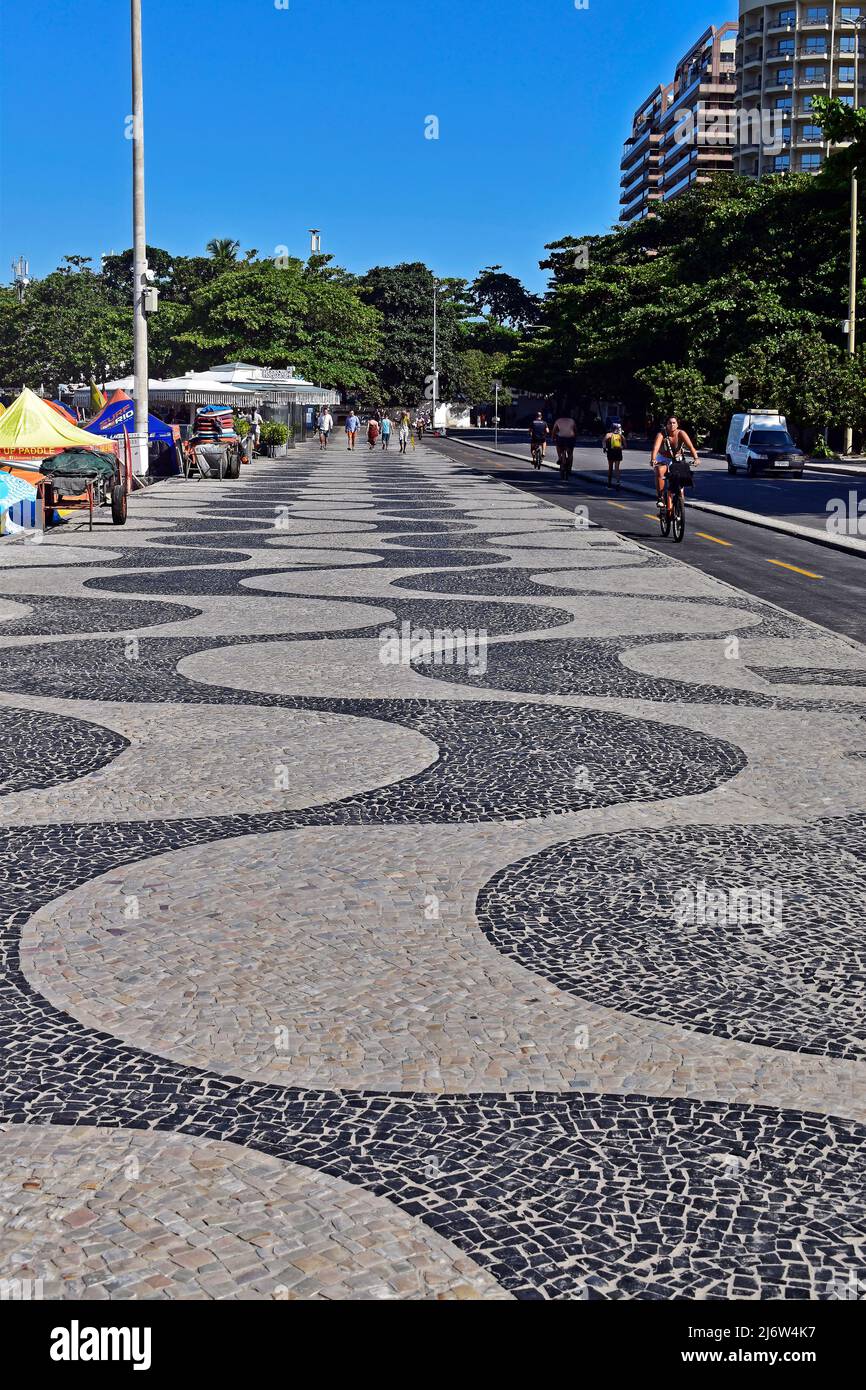RIO DE JANEIRO, BRASILIEN - 16. MÄRZ 2022: Bürgersteig am Copera-Strand, Rio Stockfoto