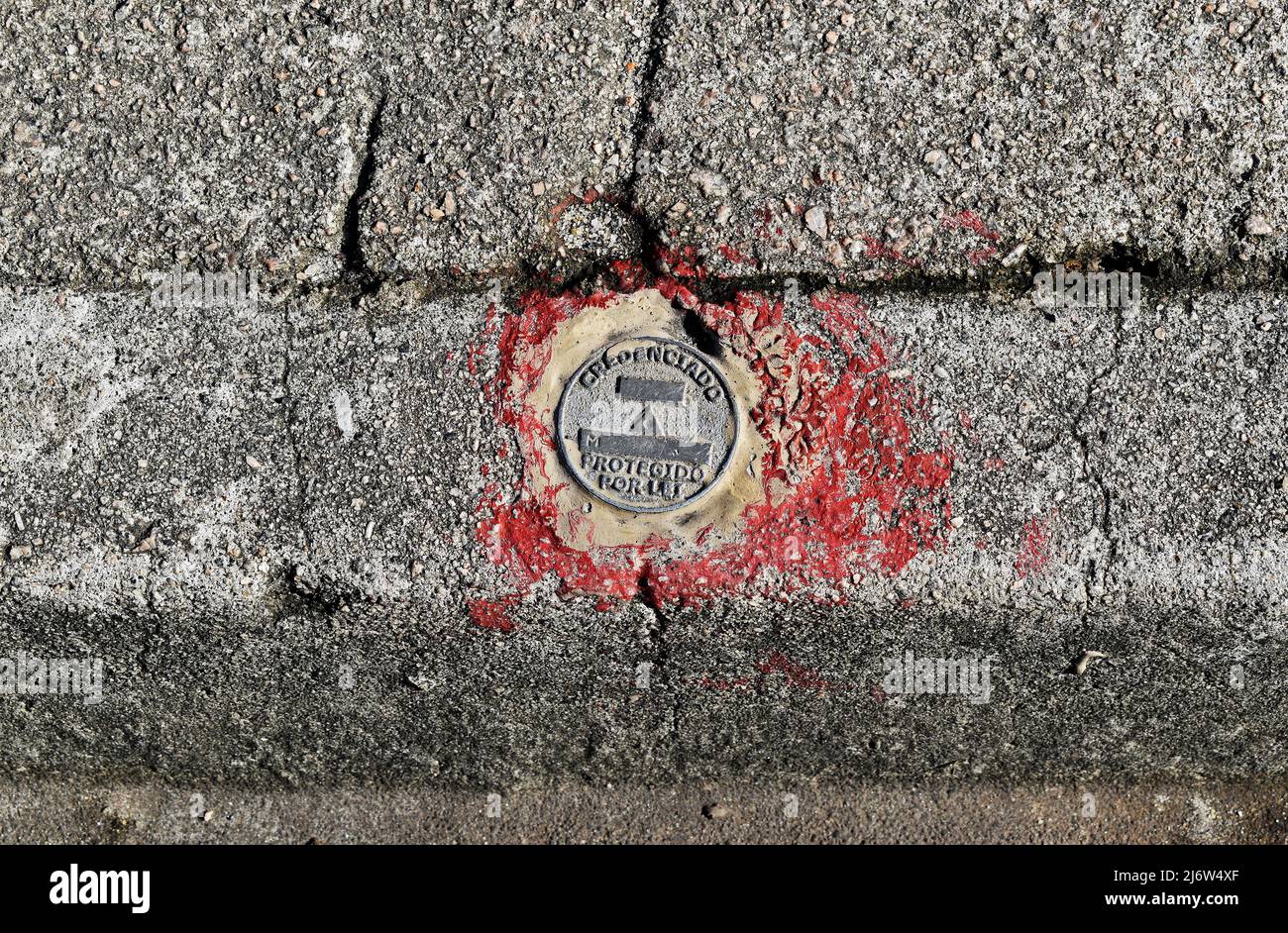 RIO DE JANEIRO, BRASILIEN - 1. MAI 2022: Geodätische Markierung (Schild) auf dem Bürgersteig im Viertel Itanhanga Stockfoto