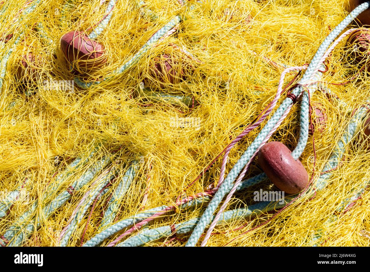 Gelbe Fischernetze und Tackle in Nahaufnahme Stockfoto
