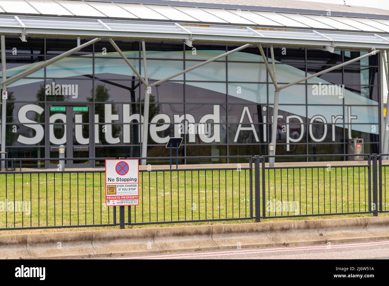 Kein Stoppwarnschild am Londoner Flughafen Southend, Essex, Großbritannien, an dem Tag, an dem die Flüge nach sechs Monaten ohne Betrieb aufgrund von COVID 19 wieder aufgenommen wurden Stockfoto