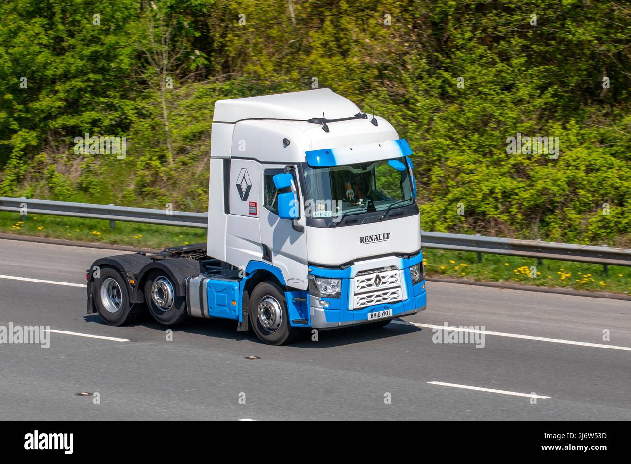 Mrs C ein benannter Fahrer, der Renault 2016 T460,26 6x2 TML-Zugmaschine fährt. Antriebsstrang auf der M61 Motorway UK Stockfoto