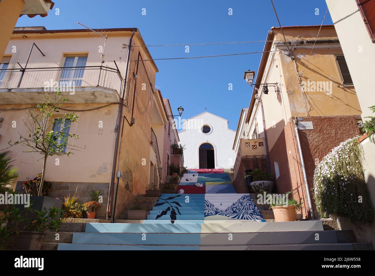 Arzachena, Sardinien, Italien. Santa Lucia Schritte gemalt von sardischen Künstlern Tellas (Fabio Schirru) e Ciredz (Roberto Cireddu). Stockfoto