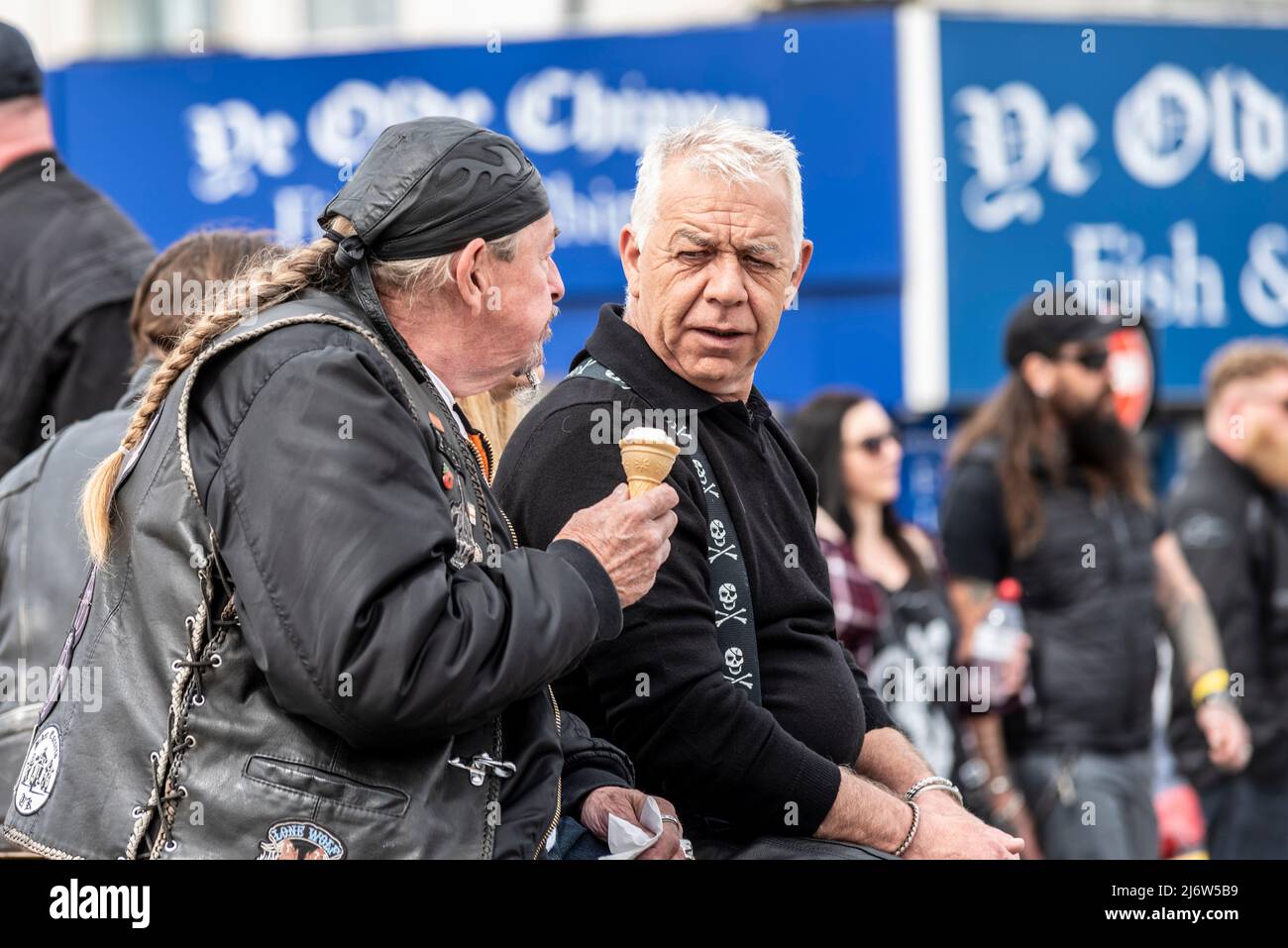 Biker essen Eis auf der Southend Shakedown 2022 Motorrad-Veranstaltung am Osterfeiertag Montag in Southend on Sea, Großbritannien. Motorradfahrer mittleren Alters Stockfoto