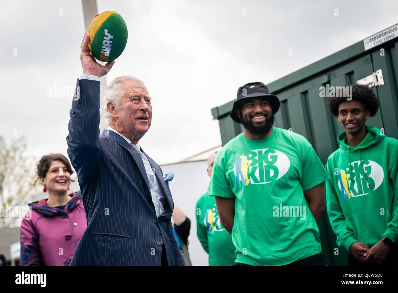 Der Prinz von Wales wirft einen amerikanischen Fußball während eines Besuchs auf dem Dexters Adventure Playground in Brixton, Süd-London, wo er die jungen Leute trifft, die von der BIGKID Stiftung unterstützt werden. Bilddatum: Mittwoch, 4. Mai 2022. Stockfoto