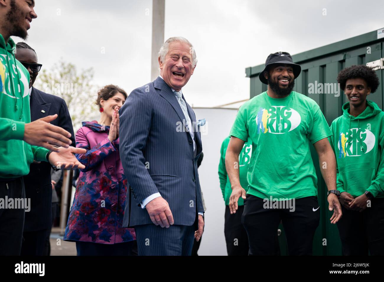 Der Prinz von Wales reagiert, nachdem er einen amerikanischen Fußball geworfen hat, während er den Dexters Adventure Playground in Brixton, im Süden Londons, besucht hat, wo er die jungen Leute trifft, die von der BIGKID Stiftung unterstützt werden. Bilddatum: Mittwoch, 4. Mai 2022. Stockfoto