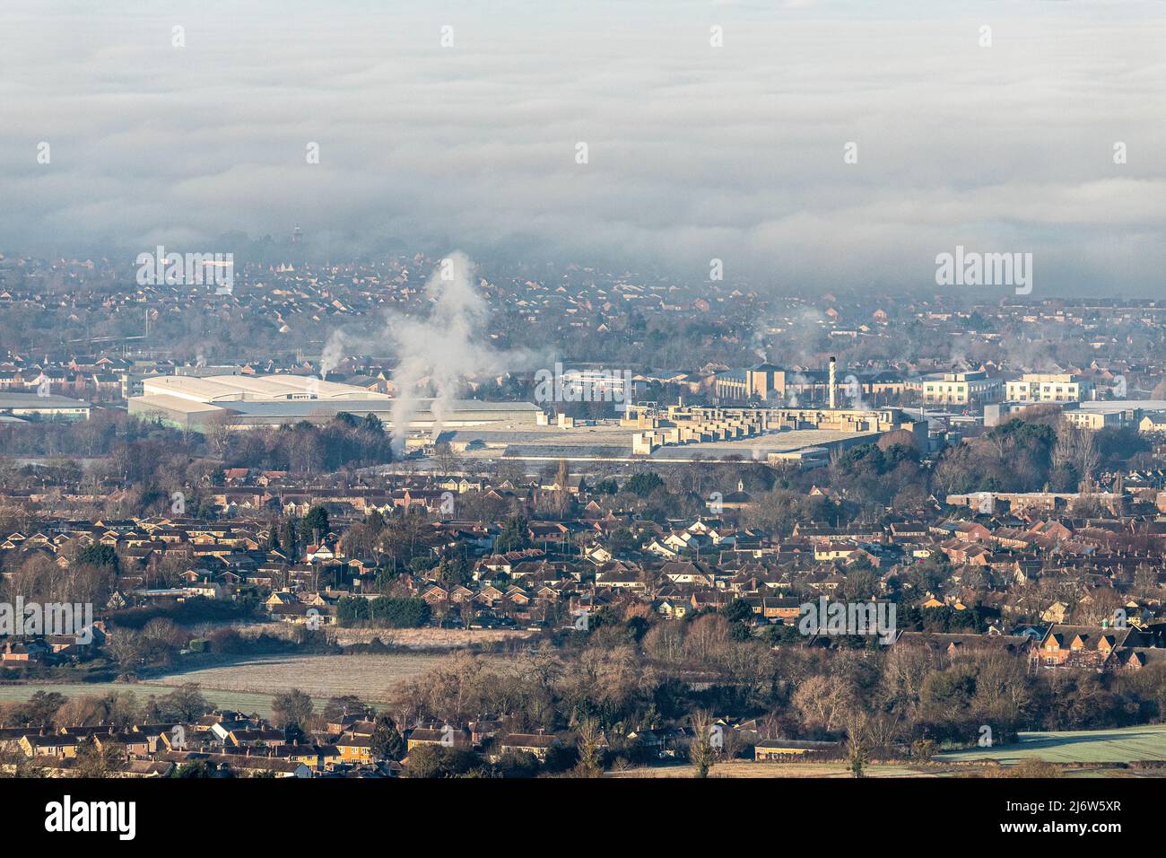 Eine Temperaturinversion, die Nebel verursacht, um die Stadt Gloucester, England, zu verdunkeln. Im Vordergrund steht der Gloucester Business Park in Brockworth. Stockfoto