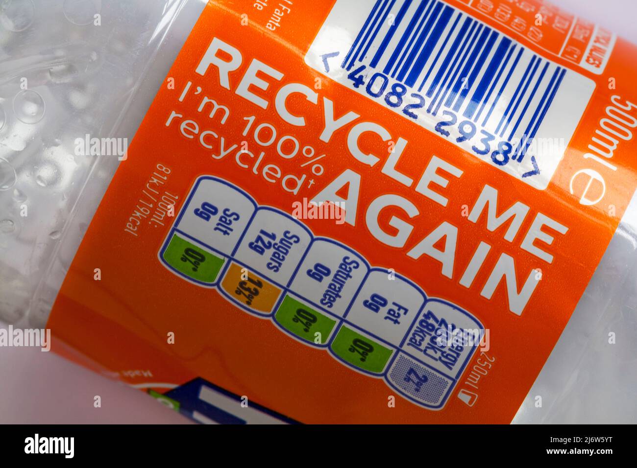 Recyceln Ich bin wieder zu 100 % recycelt - Details zur Flasche Fanta Orange Drink Stockfoto