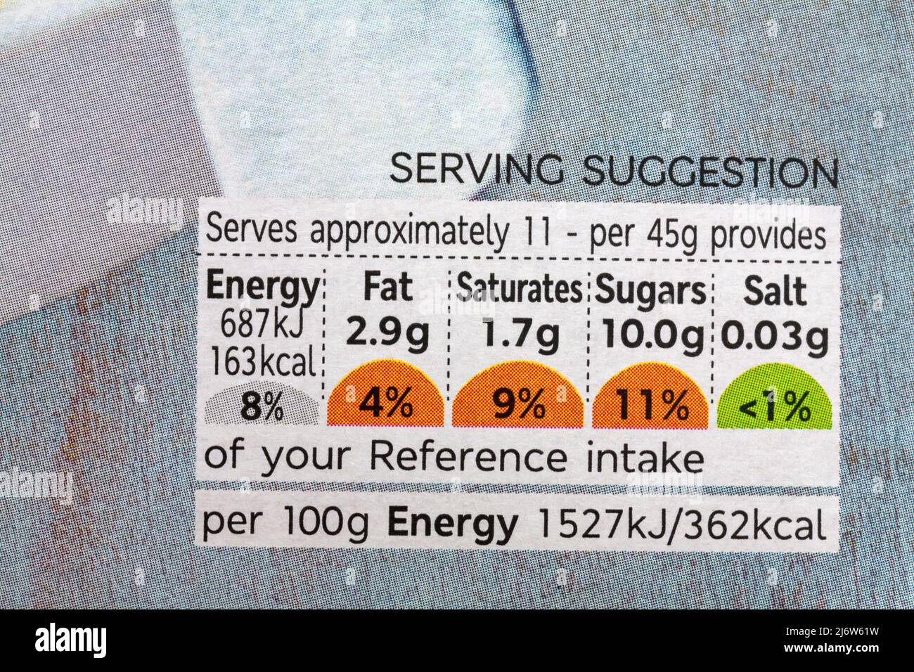 Nährwertangaben Ampelsystem Kennzeichnung farblich gekennzeichnete Etiketten auf der Schachtel mit M&S-Fruchtmüsli Stockfoto