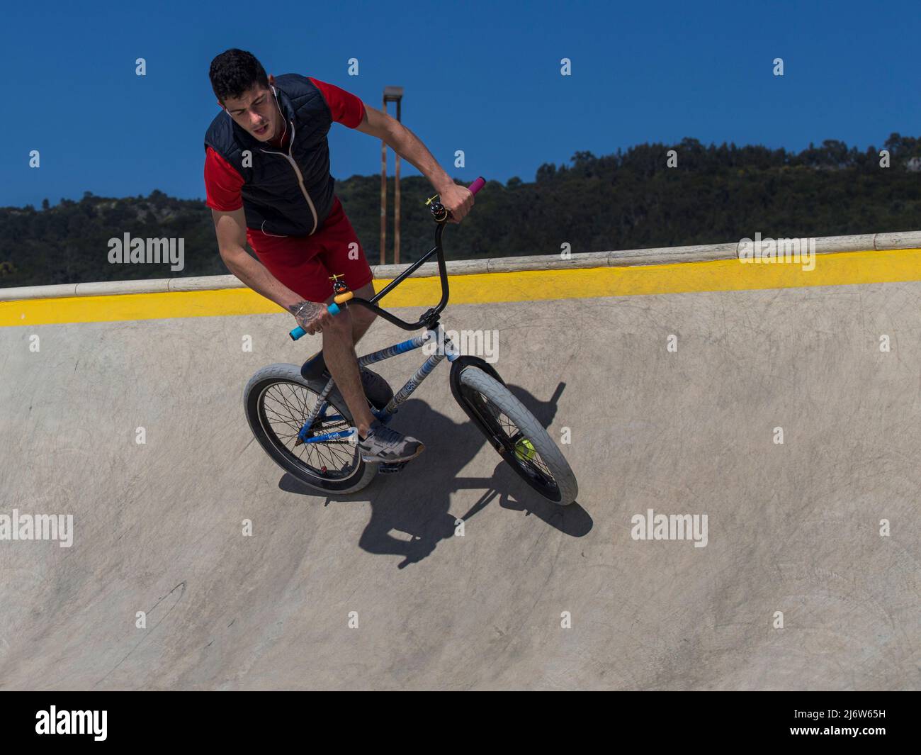 Caminha, Portugal - 28. April 2022 : Junge Teenager, die am 28. April 2022 BMX im Stadtpark in Vila Praia de Ancora, Caminha, Portugal, machen. Stockfoto