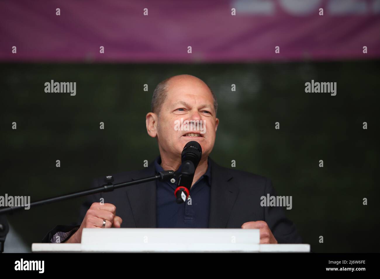 Bundeskanzler Olaf Scholz ( SPD ) spricht bei der Kundgebung des DGB am 01.05.2022 in Düsseldorf, Deutschland. * Die Deutsche Bundeskanzlerin (Sozialpartei Stockfoto