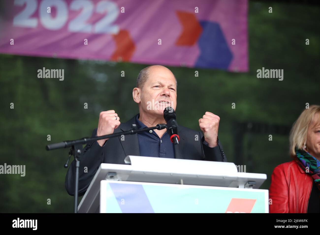 Bundeskanzler Olaf Scholz ( SPD ) spricht bei der Kundgebung des DGB am 01.05.2022 in Düsseldorf, Deutschland. * Die Deutsche Bundeskanzlerin (Sozialpartei Stockfoto