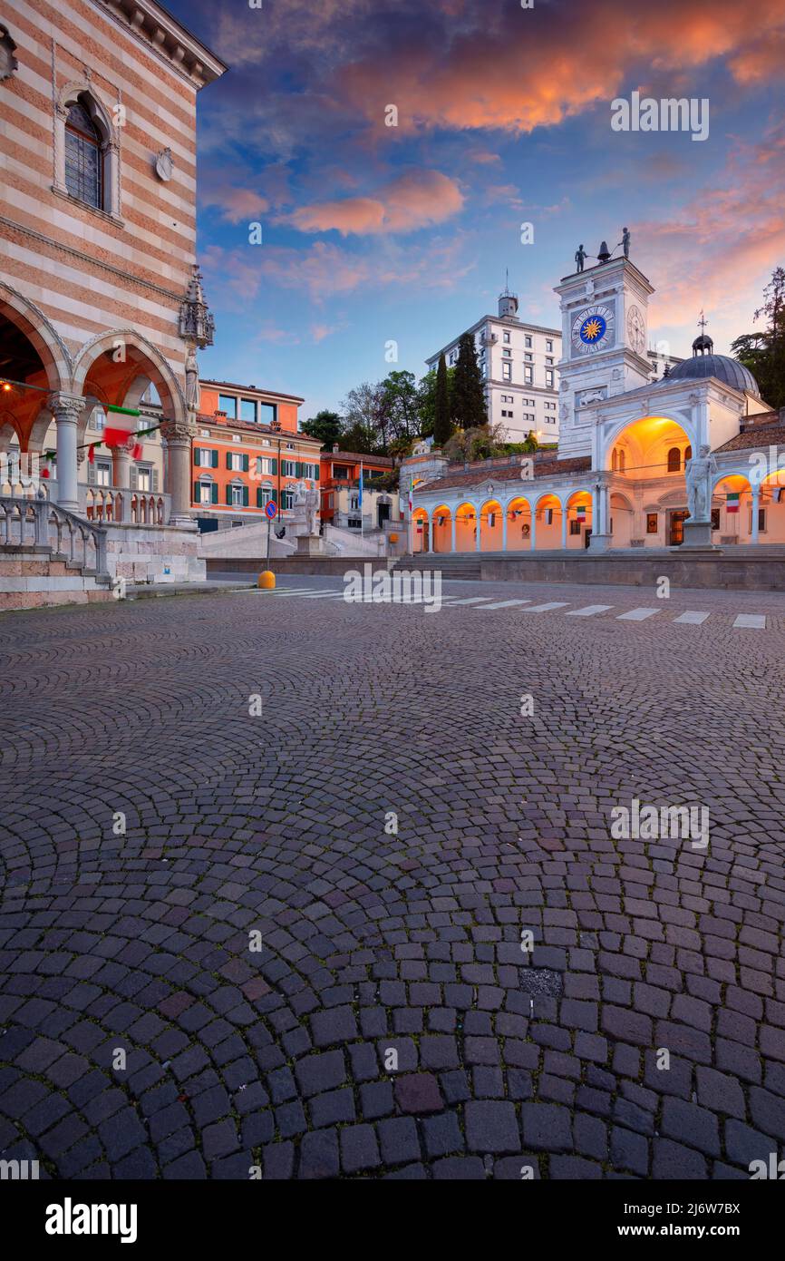 Budapest, Ungarn. Stadtbild von Budapest, Hauptstadt von Ungarn mit Margaretenbrücke und Ungarischem Parlamentsgebäude bei Sonnenuntergang. Stockfoto