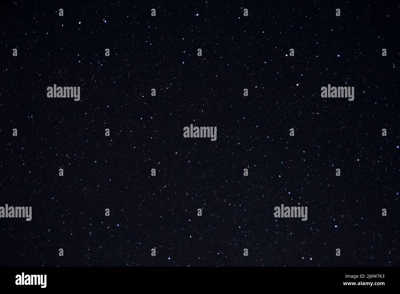 Abstrakter natürlicher Hintergrund: Blick auf die Sterne am Himmel bei Nacht Stockfoto