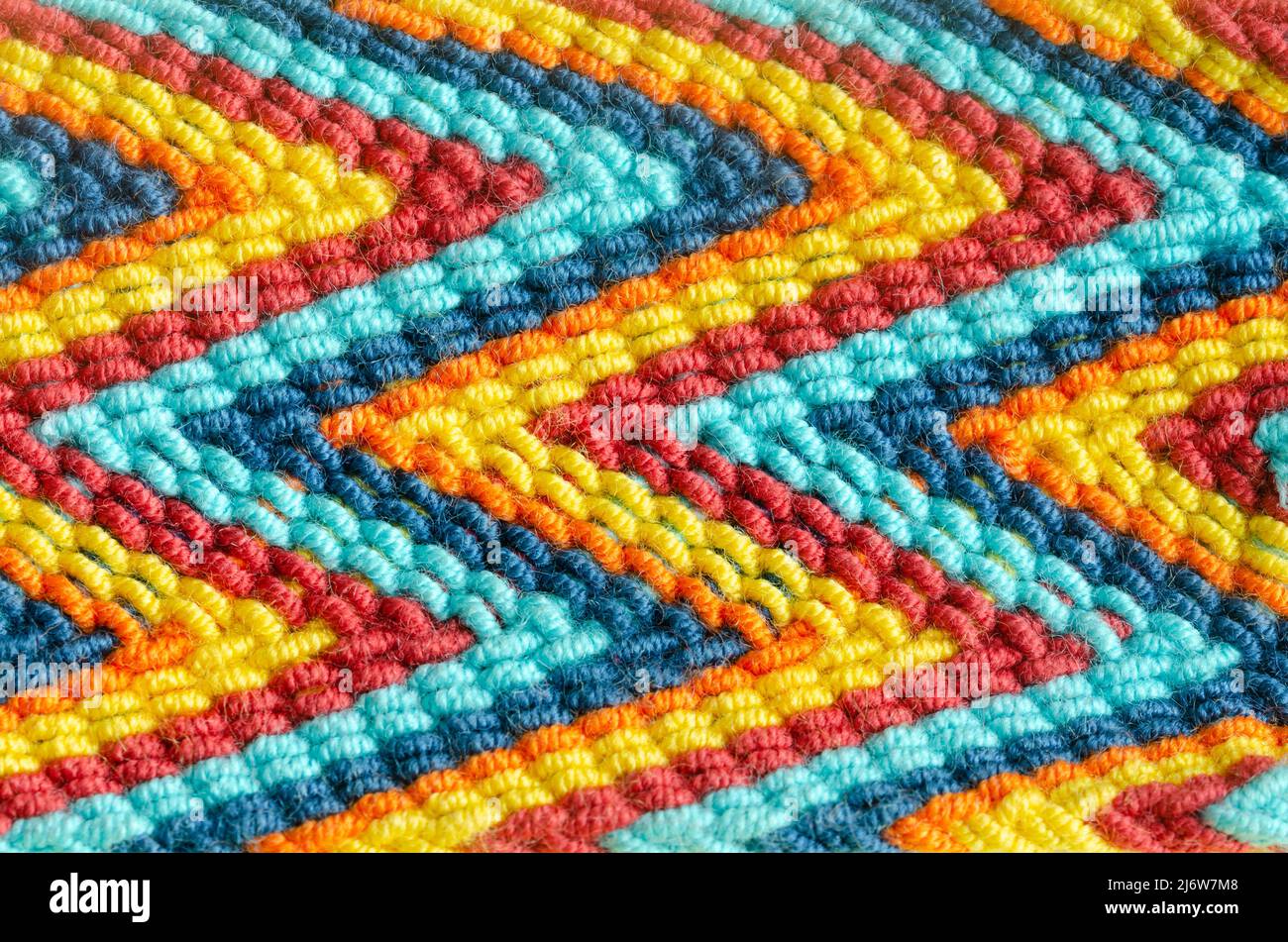 Makro von handgefertigten Wayu-Weben von Farben und Zick-Zack-Formen. Konzept-Texturen. Stockfoto
