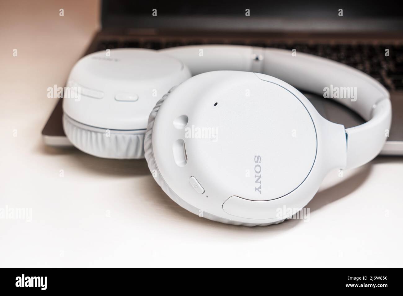 11242021 - Kiew, Ukraine: Weiße kabellose Kopfhörer WH-CH710N von Sony mit Geräuschminimierung Stockfoto