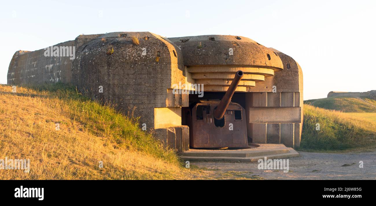 Waffeneinlage am Omaha Beach. Bombenschutz mit deutscher Langzeit-Artillerie-Kanone aus dem Weltkrieg 2 in Longues-sur-Mer in der Normandie. Frankreich Stockfoto