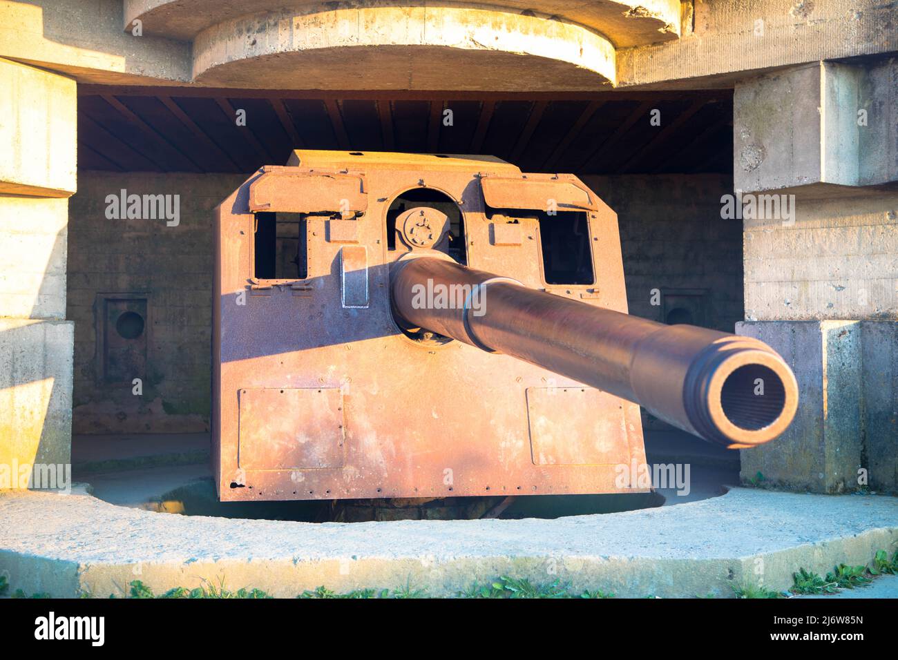 Waffeneinlage am Omaha Beach. Bombenschutz mit deutscher Langzeit-Artillerie-Kanone aus dem Weltkrieg 2 in Longues-sur-Mer in der Normandie. Frankreich Stockfoto
