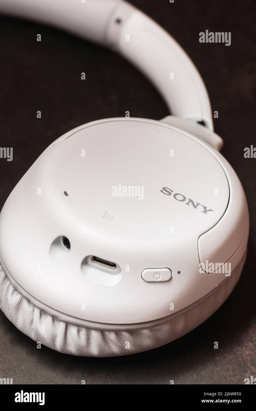 11242021 - Kiew, Ukraine: Weiße kabellose Kopfhörer WH-CH710N von Sony mit Geräuschminimierung Stockfoto
