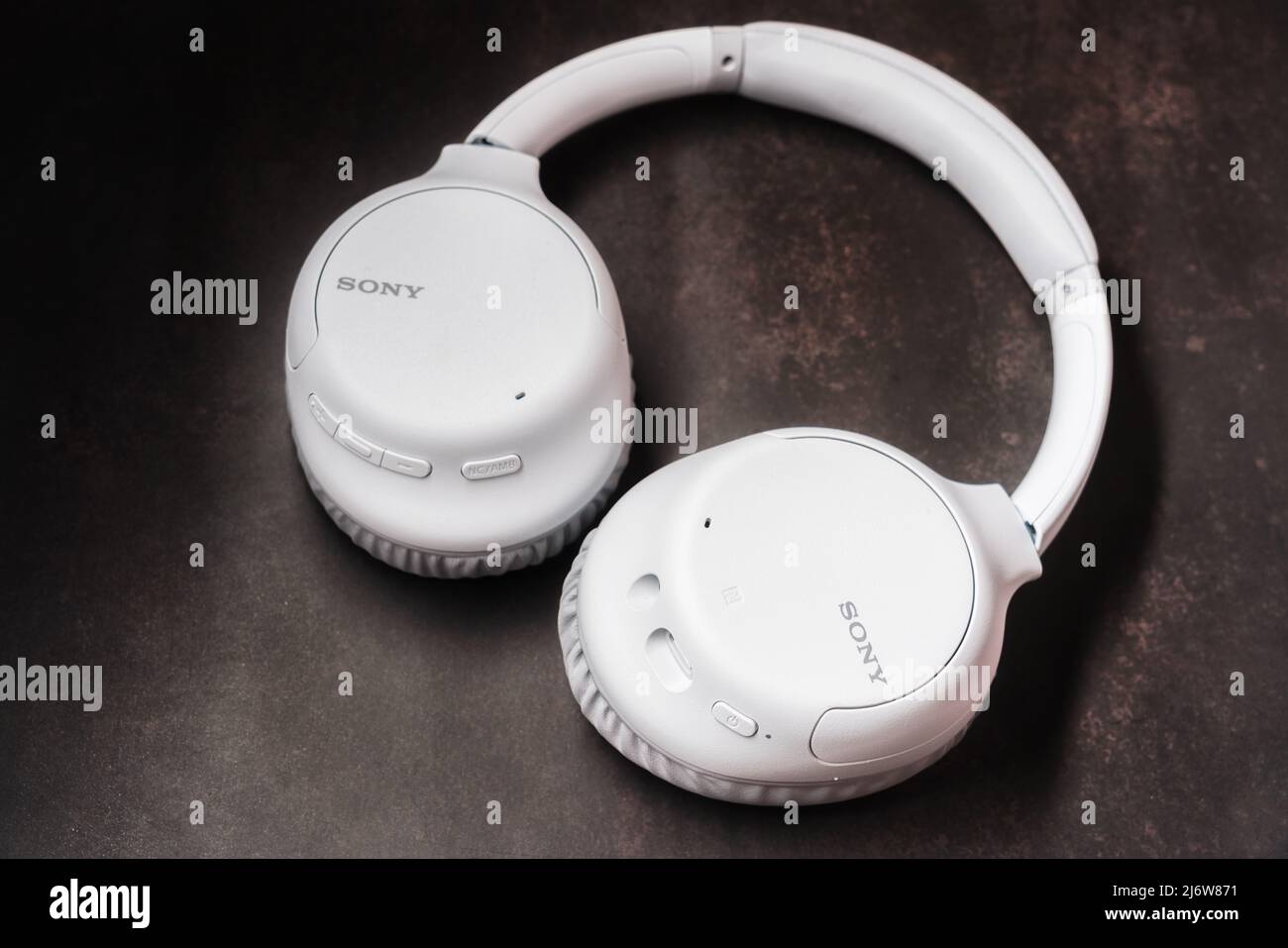 11242021 - Kiew, Ukraine: Weiße kabellose Kopfhörer WH-CH710N von Sony mit Geräuschminimierung Stockfoto
