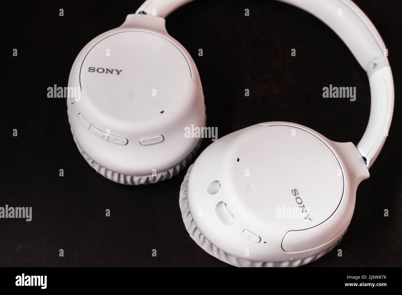 11242021 - Kiew, Ukraine: Weiße kabellose Kopfhörer WH-CH710N von Sony mit Geräuschminimierung Stockfoto