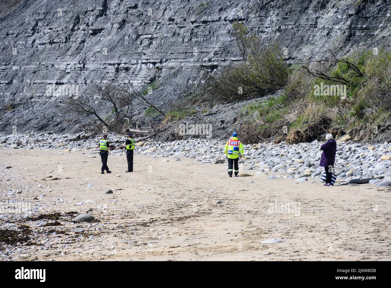 Lyme Regis, Dorset, Großbritannien. 3. Mai 2022. UK News: Die Polizei entfernt Monmouth Beach bei Lyme Regis nach Berichten über einen verdächtigen Gegenstand, der im Meer entdeckt wurde. Auch die Bombenentsorgungsexperten der Royal Navy und die Küstenwache der HM waren anwesend. Kredit: Celia McMahon/Alamy Live Nachrichten Stockfoto