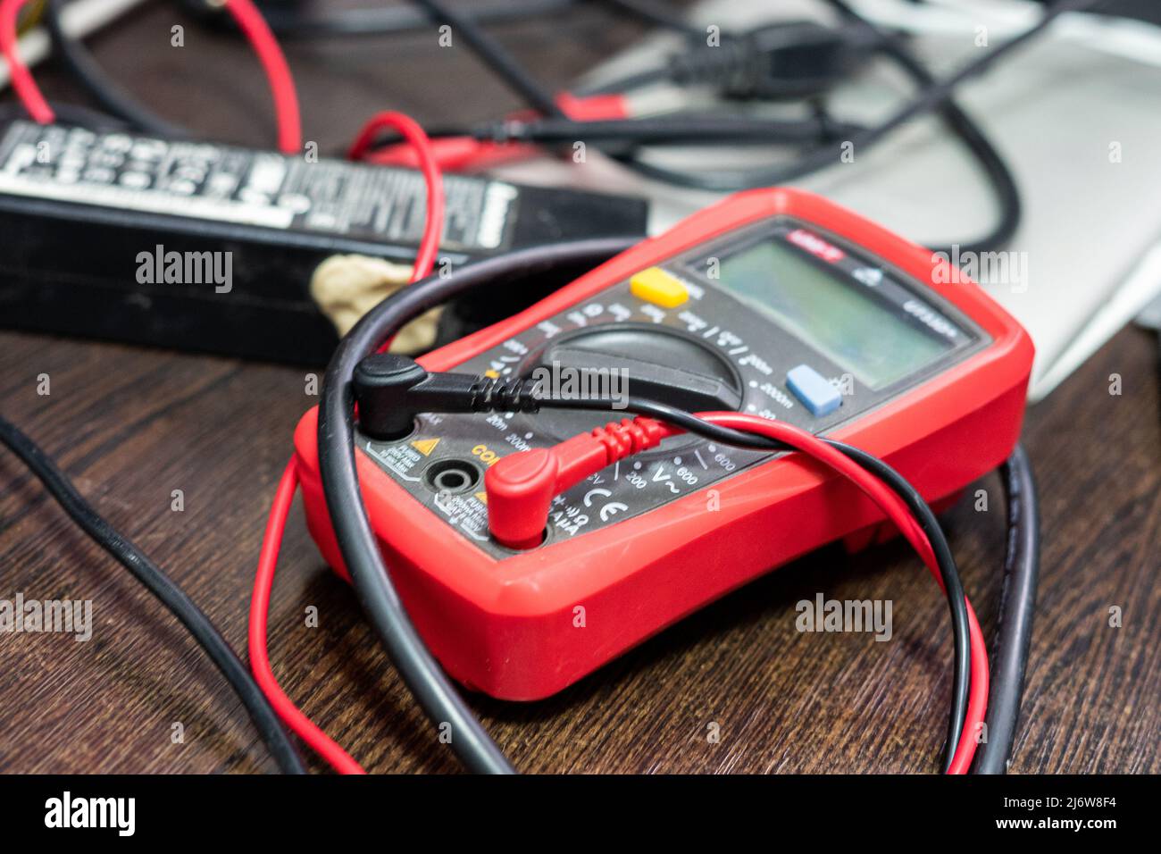 Roter Tester, bereit für den Arbeitsplatz eines Servicetechnikers Stockfoto