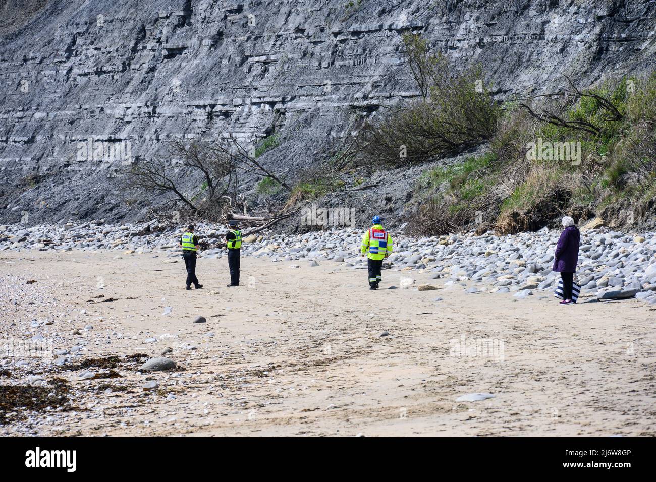 Lyme Regis, Dorset, Großbritannien. 3. Mai 2022. UK News: Die Polizei entfernt Monmouth Beach bei Lyme Regis nach Berichten über einen verdächtigen Gegenstand, der im Meer entdeckt wurde. Auch die Bombenentsorgungsexperten der Royal Navy und die Küstenwache der HM waren anwesend. Kredit: Celia McMahon/Alamy Live Nachrichten Stockfoto
