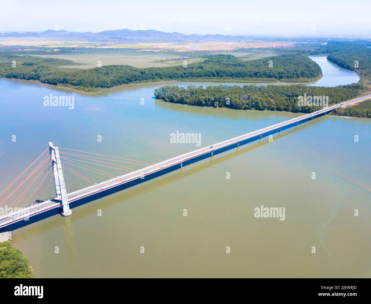 Drohnenfotografie des Flusses Tempisque und der Amistad-Brücke Puente La Amistad de Taiwan. Nationalstraße 18, Guanacaste, Nord-Costa Rica. Stockfoto