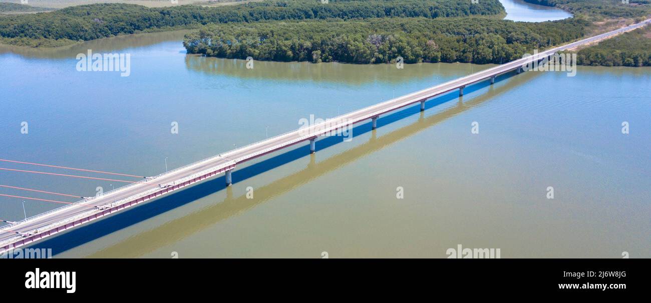 Drohnenfotografie des Flusses Tempisque und der Amistad-Brücke Puente La Amistad de Taiwan. Nationalstraße 18, Guanacaste, Nord-Costa Rica. Stockfoto