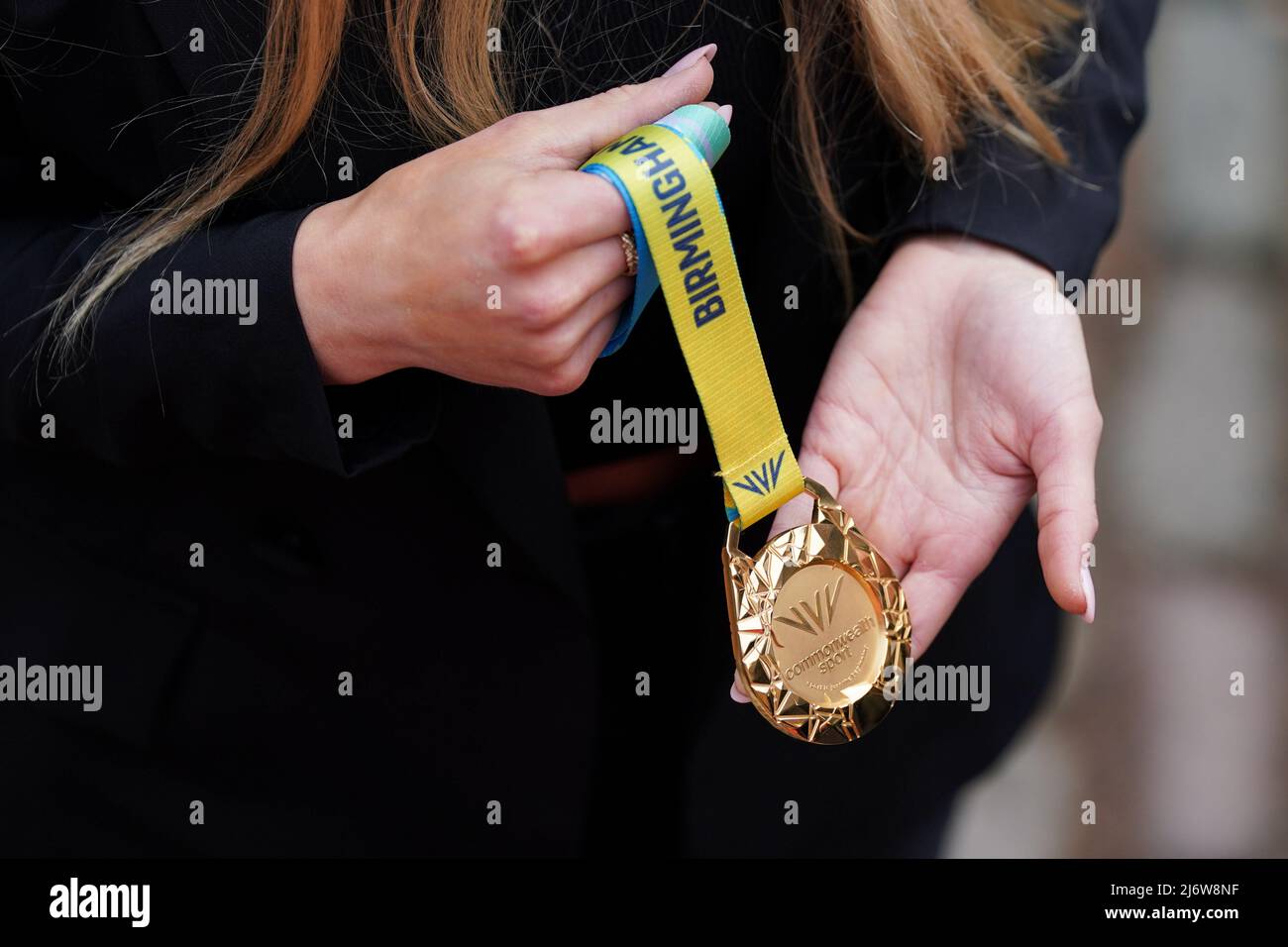 Die Goldmedaille wird während der Präsentation der Commonwealth Games-Medaille von Birmingham 2022 im Roundhouse in Birmingham gezeigt. Bilddatum: Mittwoch, 4. Mai 2022. Stockfoto