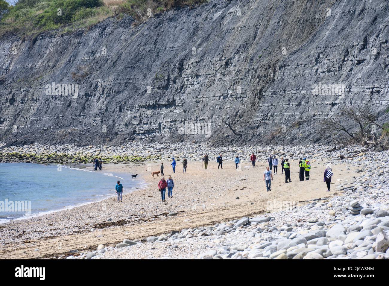 Lyme Regis, Dorset, Großbritannien. 3. Mai 2022. UK News: Die Polizei entfernt Monmouth Beach bei Lyme Regis nach Berichten über einen verdächtigen Gegenstand, der im Meer entdeckt wurde. Auch die Bombenentsorgungsexperten der Royal Navy und die Küstenwache der HM waren anwesend. Kredit: Celia McMahon/Alamy Live Nachrichten Stockfoto