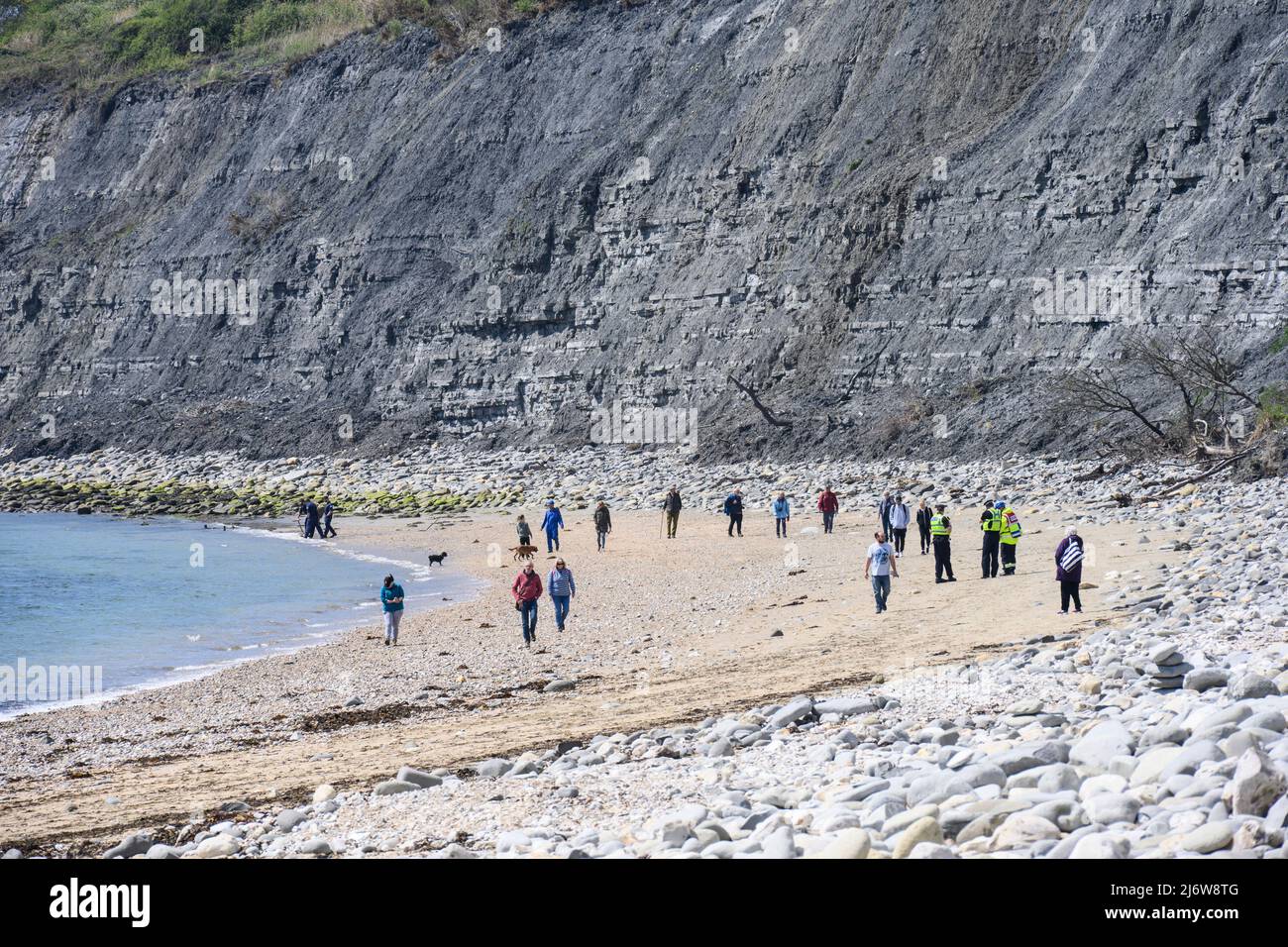 Lyme Regis, Dorset, Großbritannien. 3. Mai 2022. UK News: Die Polizei entfernt Monmouth Beach bei Lyme Regis nach Berichten über einen verdächtigen Gegenstand, der im Meer entdeckt wurde. Auch die Bombenentsorgungsexperten der Royal Navy und die Küstenwache der HM waren anwesend. Kredit: Celia McMahon/Alamy Live Nachrichten Stockfoto