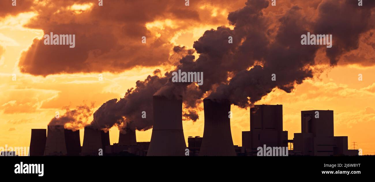 Emissionen und globale Erwärmung - Ein Panoramabild eines Kohlekraftwerks Stockfoto
