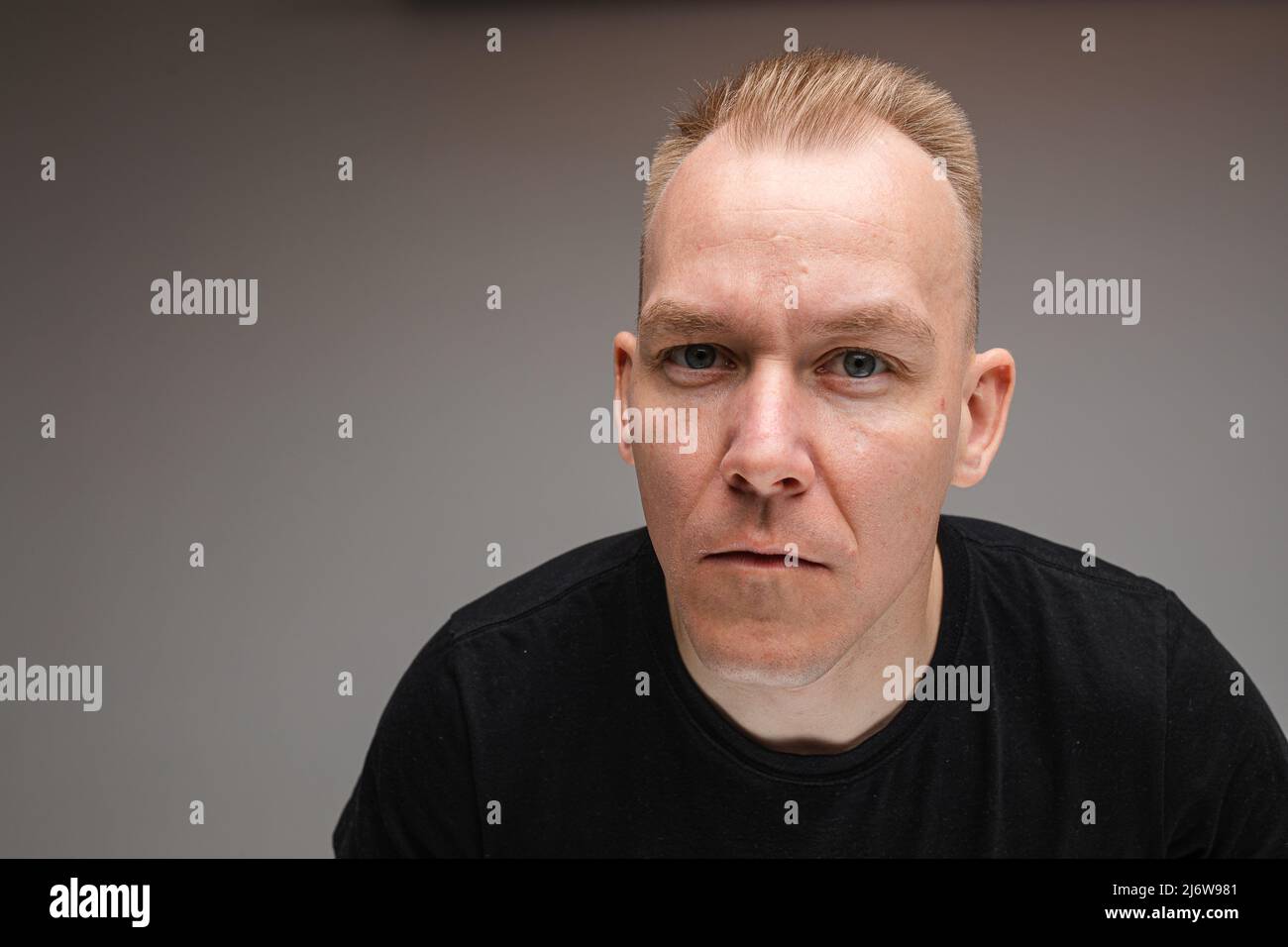 Nahaufnahme des reservierten Mannes in schwarzem Hemd Stockfoto