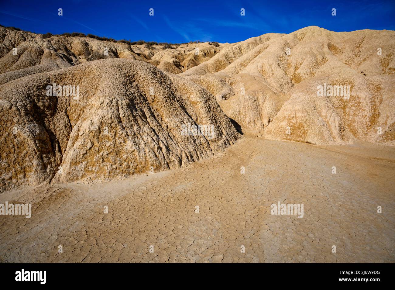 Getrockneter und rissiger Schlamm in der Wüstenlandschaft, Bardenas reales Nationalpark, Navarro, Spanien. Stockfoto