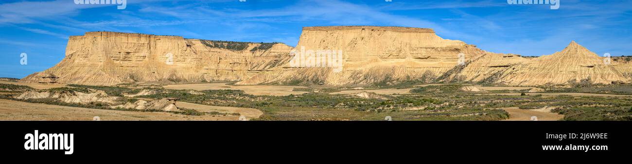 Panorama aus Wüstenlandschaft mit Ackerland vor, Bardenas reales Nationalpark, Navarro, Spanien. Stockfoto