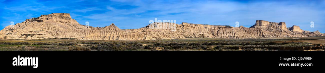 Panorama von der Wüstenlandschaft mit Blick auf Pisquerra Range, Bardenas Reales Nationalpark, Navarro, Spanien. Stockfoto