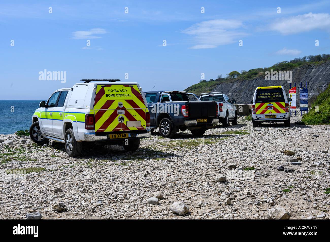 Lyme Regis, Dorset, Großbritannien. 3. Mai 2022. UK News: Die Polizei entfernt Monmouth Beach bei Lyme Regis nach Berichten über einen verdächtigen Gegenstand, der im Meer entdeckt wurde. Auch die Bombenentsorgungsexperten der Royal Navy und die Küstenwache der HM waren anwesend. Kredit: Celia McMahon/Alamy Live Nachrichten Stockfoto