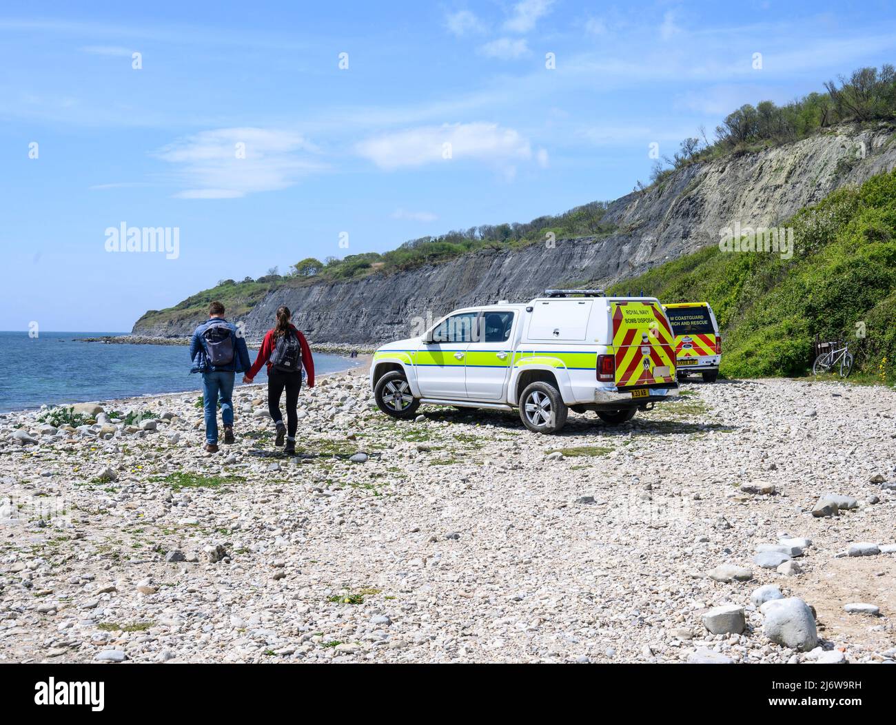 Lyme Regis, Dorset, Großbritannien. 3. Mai 2022. UK News: Die Polizei entfernt Monmouth Beach bei Lyme Regis nach Berichten über einen verdächtigen Gegenstand, der im Meer entdeckt wurde. Auch die Bombenentsorgungsexperten der Royal Navy und die Küstenwache der HM waren anwesend. Kredit: Celia McMahon/Alamy Live Nachrichten Stockfoto