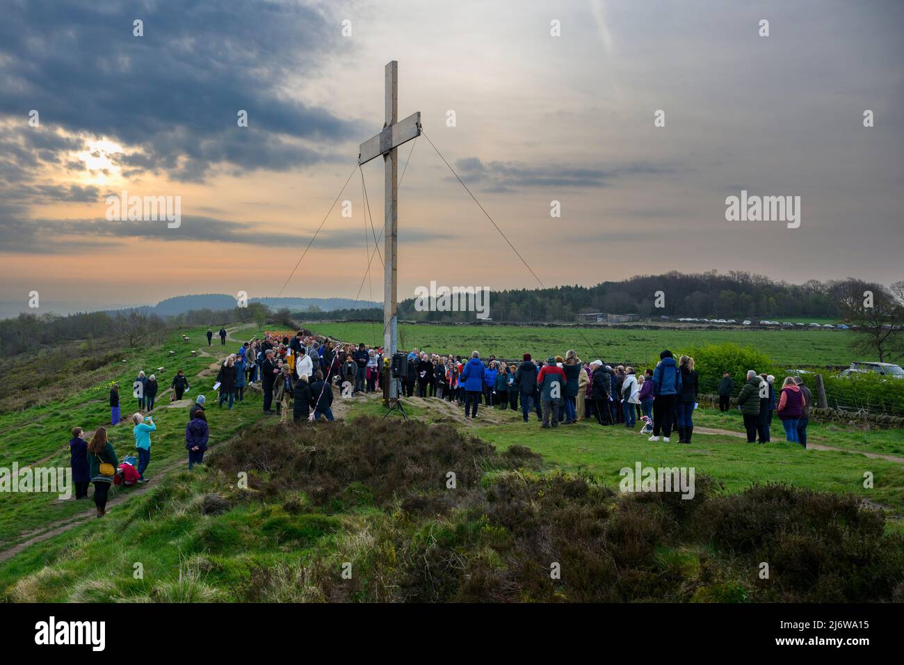 Die Menge der Gemeinde traf sich auf dem Hügel zum traditionellen Ostersonntag-Morgengottesdienst mit einem hohen Holzkreuz - dem Chevin, Otley, West Yorkshire England, Großbritannien. Stockfoto