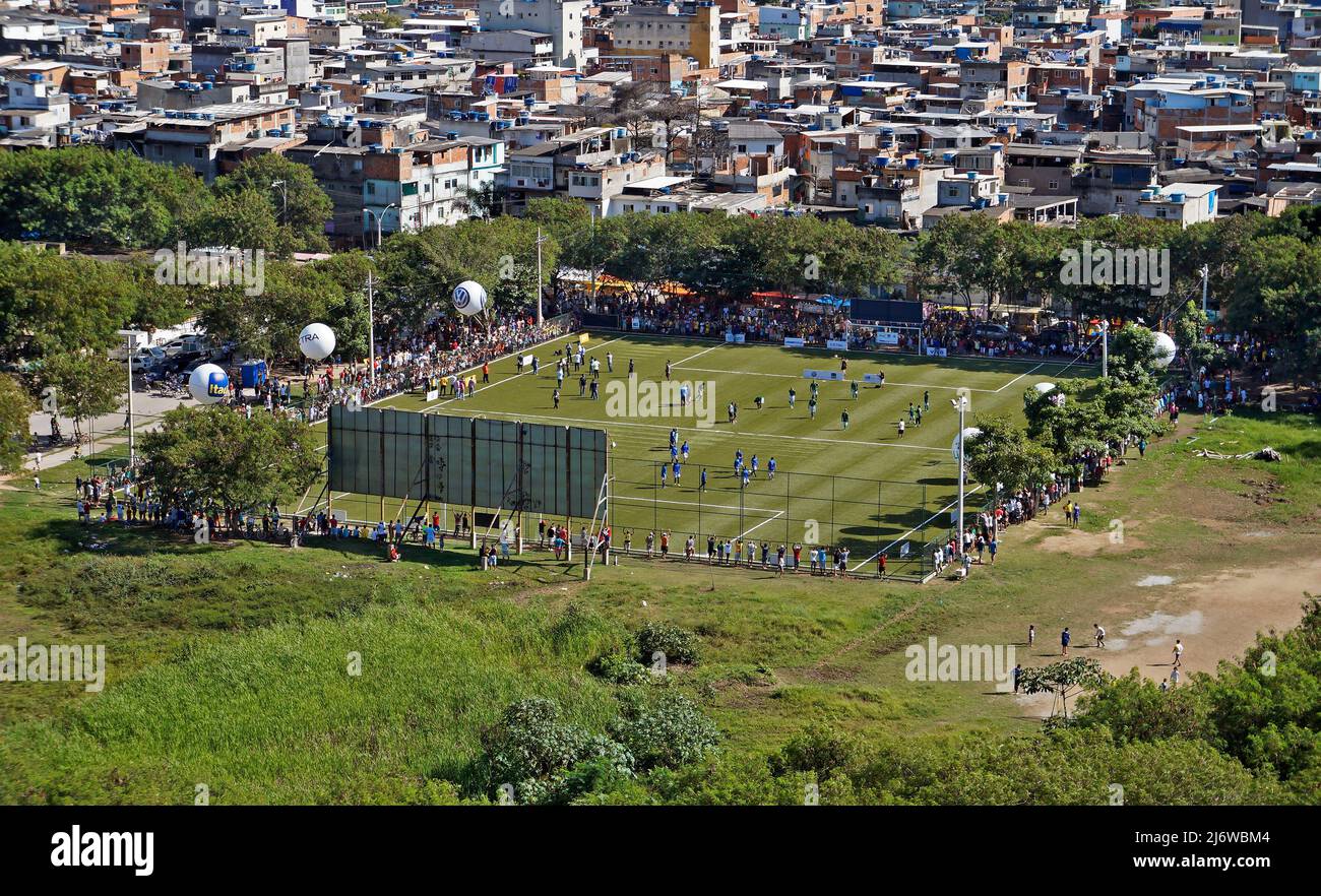 RIO DE JANEIRO, BRASILIEN - 8. JUNI 2014: Eröffnung des Fußballfeldes in der Favela Stockfoto