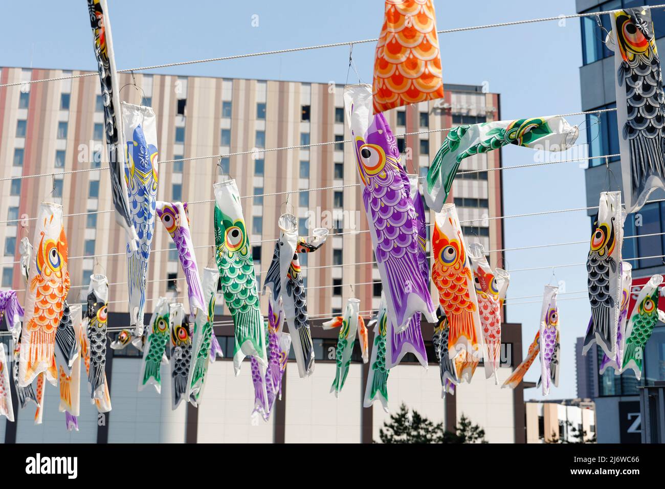 Tokio, Japan. Am 4. Mai 2022 wurde Koinobori (karpfenförmige Windsocken oder Luftschlangen) für die Feier des Kindertages vor dem Tokyo Skytree am 4. Mai 2022 in Tokio, Japan, ausgestellt. Besucher, die Gesichtsmasken tragen, kommen während der Feiertage in der Goldenen Woche zusammen, um die bunten, karpfenförmigen Luftschlangen zu sehen. In Japan ist der Kindertag ein nationaler Feiertag, der am 5. Mai gefeiert wird. (Foto von Rodrigo Reyes Marin/AFLO) Stockfoto