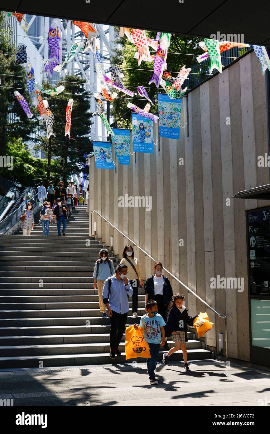 Tokio, Japan. Am 4. Mai 2022 wurde Koinobori (karpfenförmige Windsocken oder Luftschlangen) für die Feier des Kindertages vor dem Tokyo Skytree am 4. Mai 2022 in Tokio, Japan, ausgestellt. Besucher, die Gesichtsmasken tragen, kommen während der Feiertage in der Goldenen Woche zusammen, um die bunten, karpfenförmigen Luftschlangen zu sehen. In Japan ist der Kindertag ein nationaler Feiertag, der am 5. Mai gefeiert wird. (Foto von Rodrigo Reyes Marin/AFLO) Stockfoto