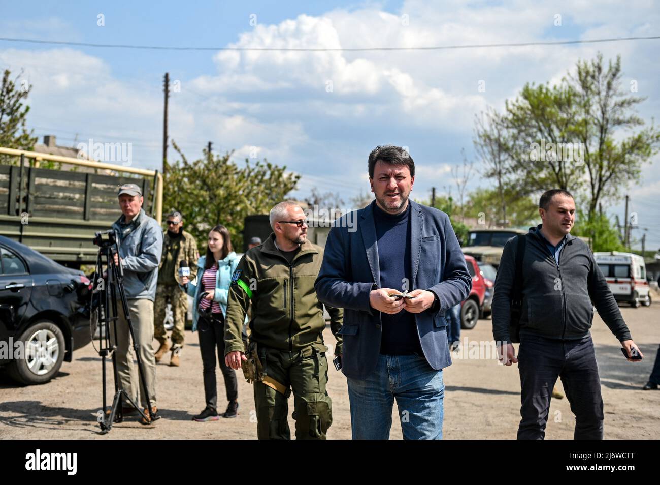 Saporischschschja, Ukraine. Am 2. Mai 2022 besucht der Leiter der regionalen Militärverwaltung Saporischschja Oleksandr Starukh die Präsentation eines Busses, der für die Evakuierung von verwundeten Militärs im Militärkrankenhaus Saporischschschja in Saporischschschschja im Südosten der Ukraine verwendet wurde. Dieses Foto kann nicht in der Russischen Föderation verteilt werden. 2.Mai 2022. Foto von Dmytro Smolyenko/Ukrinform/ABACAPRESS.COM Stockfoto