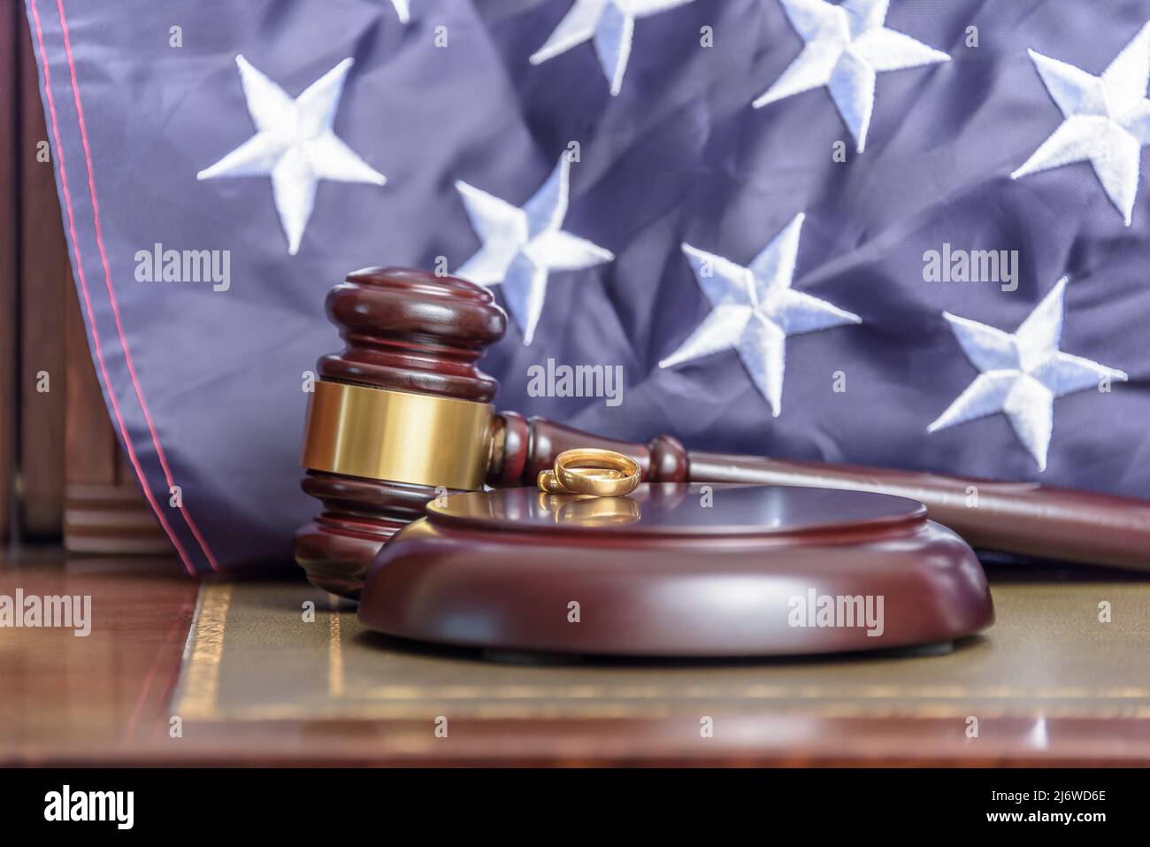 Familienrecht. Desktop-Foto einer auf Familienrecht spezialisierten Anwaltskanzlei mit der Flagge der vereinigten Staaten im Hintergrund. Stockfoto