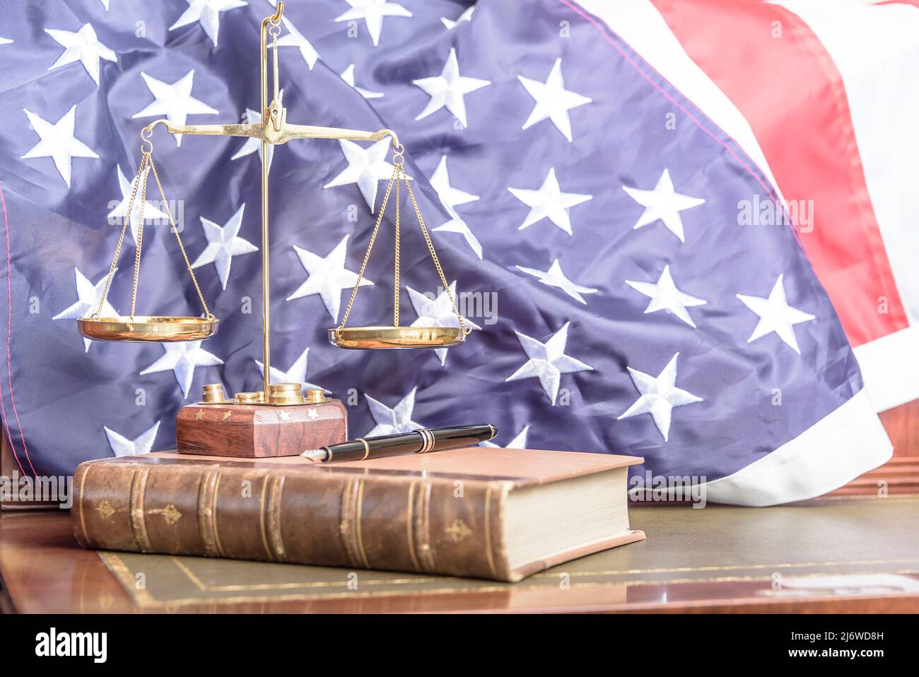 Familienrecht. Desktop-Foto einer auf Familienrecht spezialisierten Anwaltskanzlei mit der Flagge der vereinigten Staaten im Hintergrund. Stockfoto