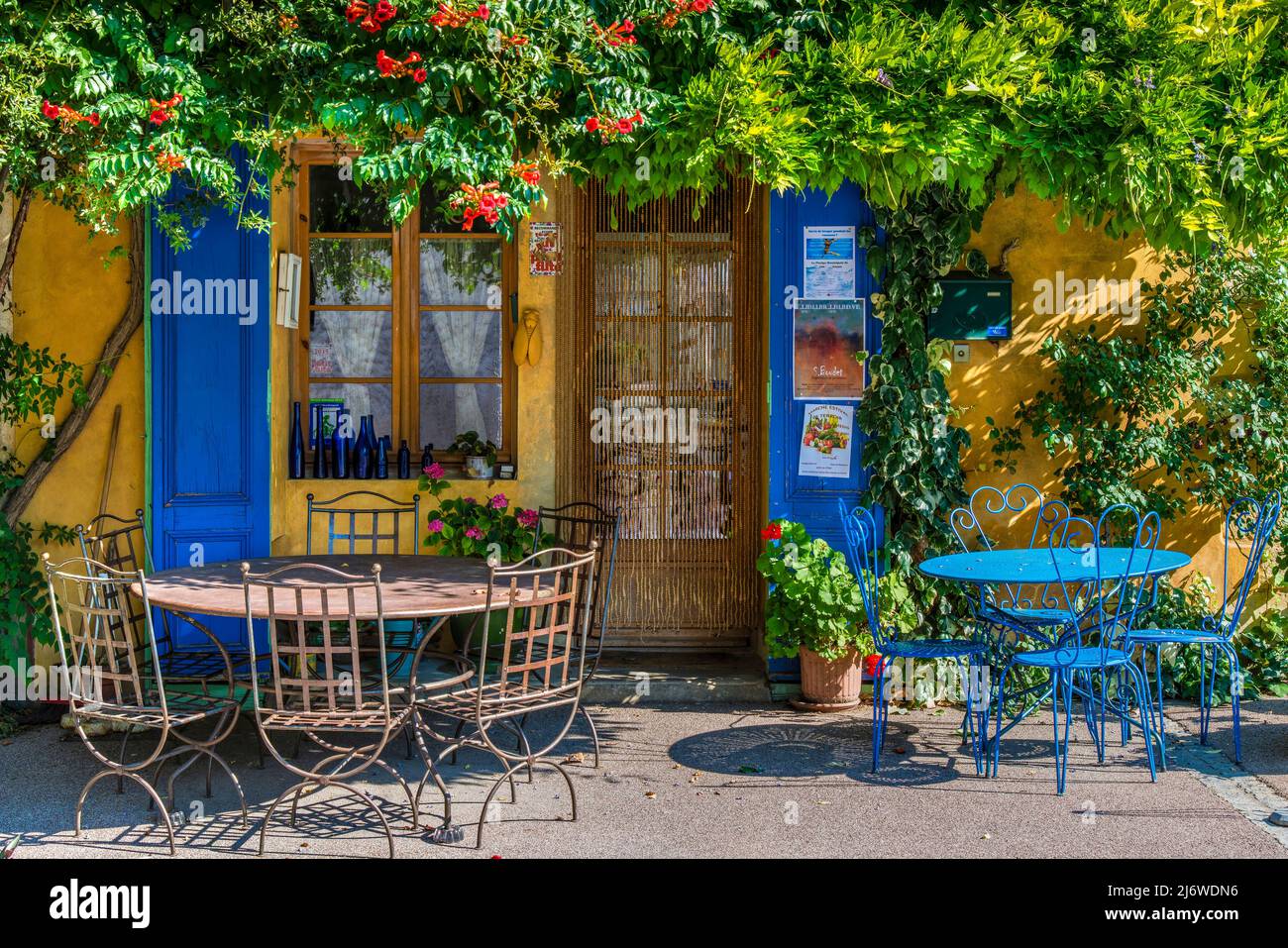 Malerischer Innenhof, Provence, Frankreich Stockfoto