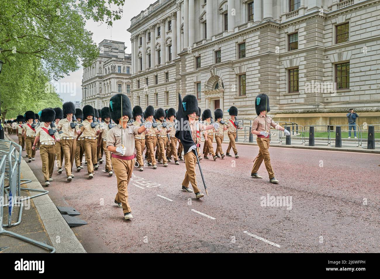Die irischen Wachen der Königin marschieren am Dienstag, dem 3. Mai 2022, mit ihren Bärenfellhüten und Gewehren von der Horseguards Parade in London, England zurück, nachdem sie die Farbe in Vorbereitung auf die Platin-Jubiläumsfeier von Königin Elizabeth II. Im Juni 2022 geübt hatten. Stockfoto