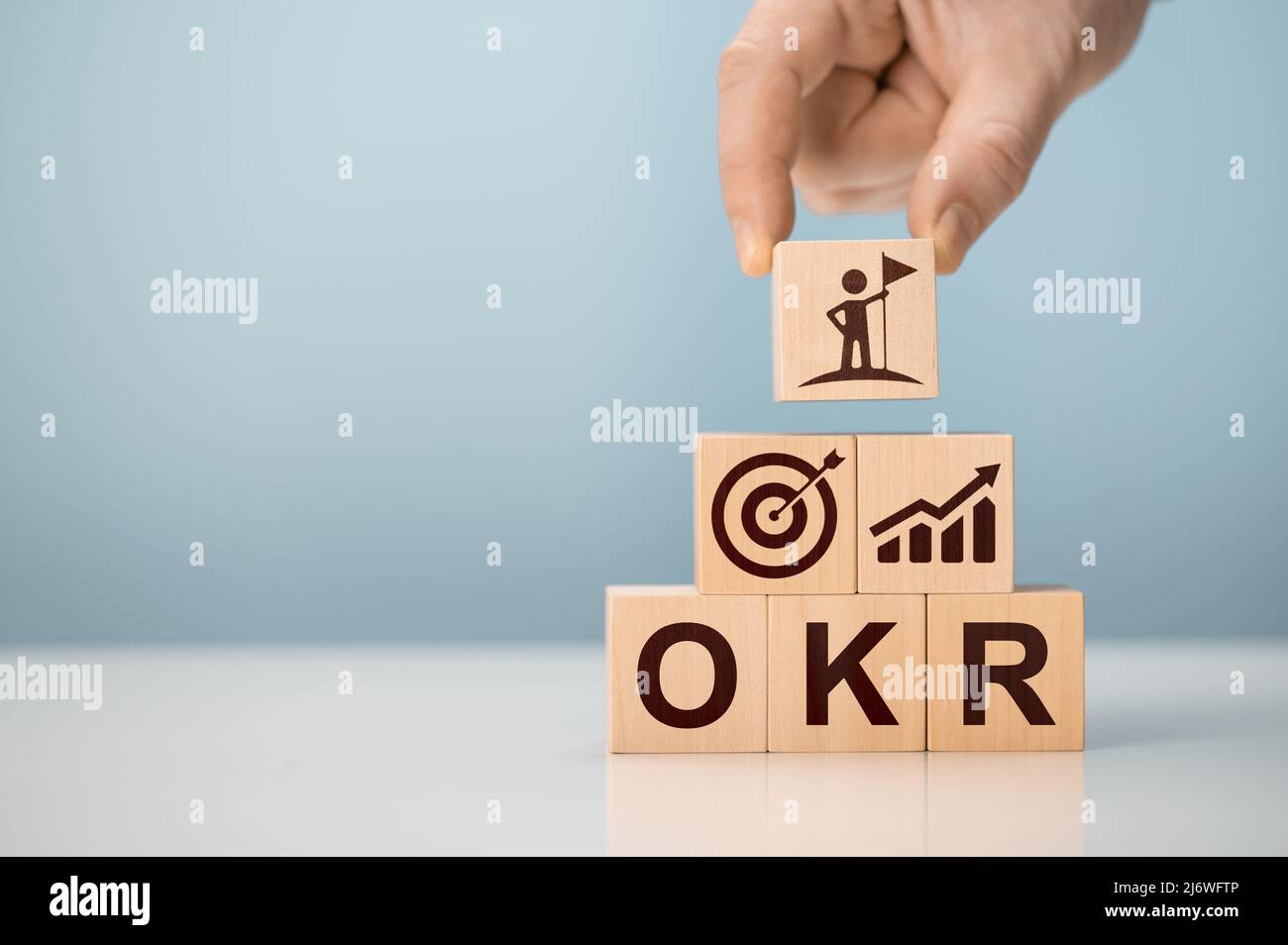 OKR Objectives, Key und Results Holzwürfelblöcke auf blauem Hintergrund. Geschäftsziel und Förderung von Geschäft und Leistung. Business und OKR - objektiv Stockfoto
